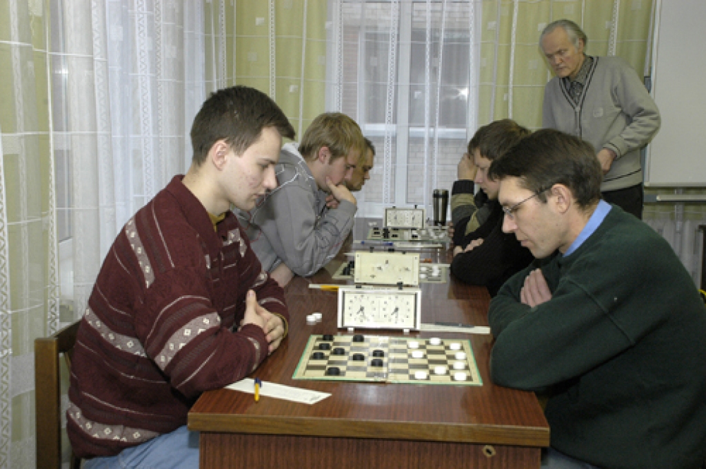 Jānim Štālam (no labās), spēlējot savās mājās, veicās, un viņš kļuva par Latvijas čempionu 64 lauciņu dambretē. 
Autors: Ivars Bogdanovs