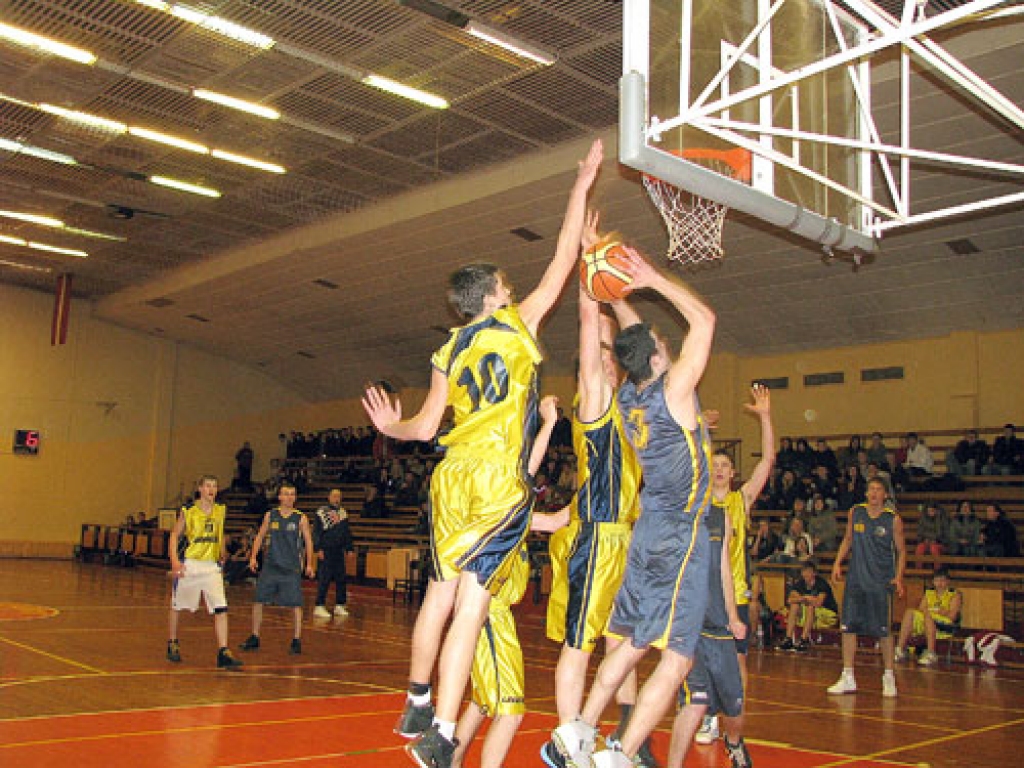 Komandas «Grīnvalde» spēlētājs Jānis Eiduks (ar 10. numuru) kopā ar citiem vienības biedriem mēģina nobloķēt pretinieku Armandu Kalniņu (ar 3. numuru) no «Klondaikas». 
Autors: Juris Iļņickis