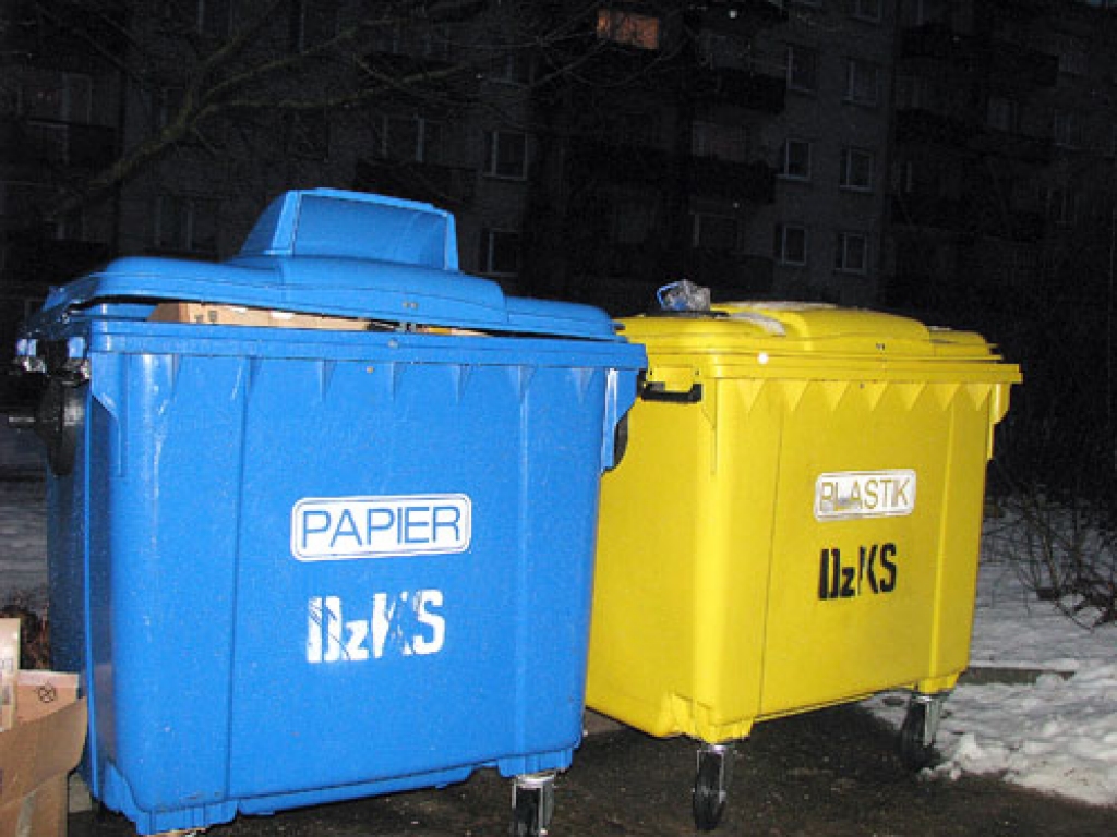 SIA «Dzīvokļu komunālā saimniecība» dalīto atkritumu konteinerus papīram un plastmasai, kas izvietoti deviņās vietās Iecavā, dažkārt izkrauj pat divas reizes nedēļā.