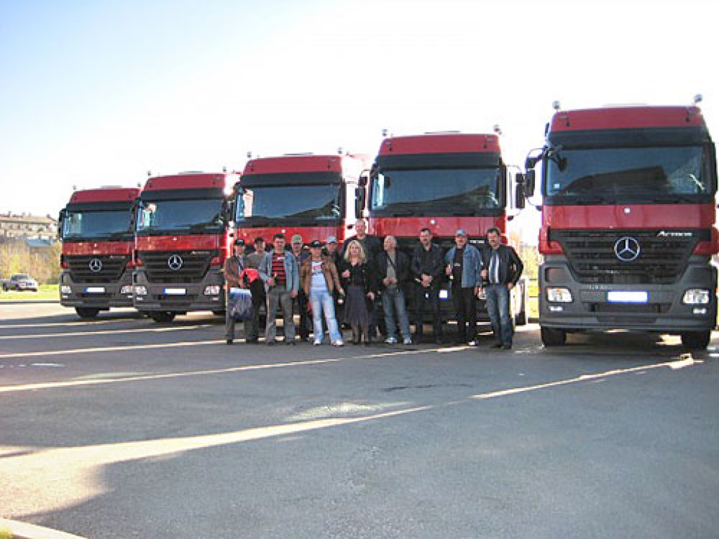 Starptautiskie kravu pārvadātāji SIA «813» izvēlas tikai vienu auto brendu – «Mercedes». 2008. gada aprīlī nomainītas visas, astoņas mašīnas, tie bija lieli svētki uzņēmumam. 
Autors: No albuma.