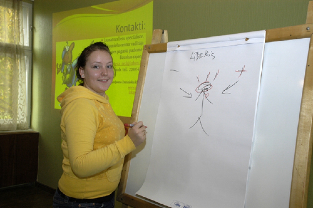 Ieva Kuzma vada izskaidrojošas nodarbības jauniešiem. 
Autors: Ivars Bogdanovs