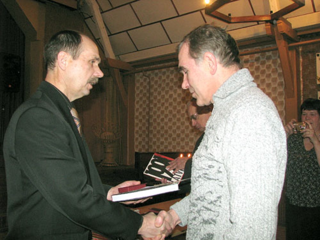 Kādreizējais baušķenieks 1991. gada barikāžu muzeja direktors Renārs Zaļais (no kreisās) ar Piemiņas zīmi apbalvo bārbelieti Juri Vētru.
Autors: Juris Iļņickis