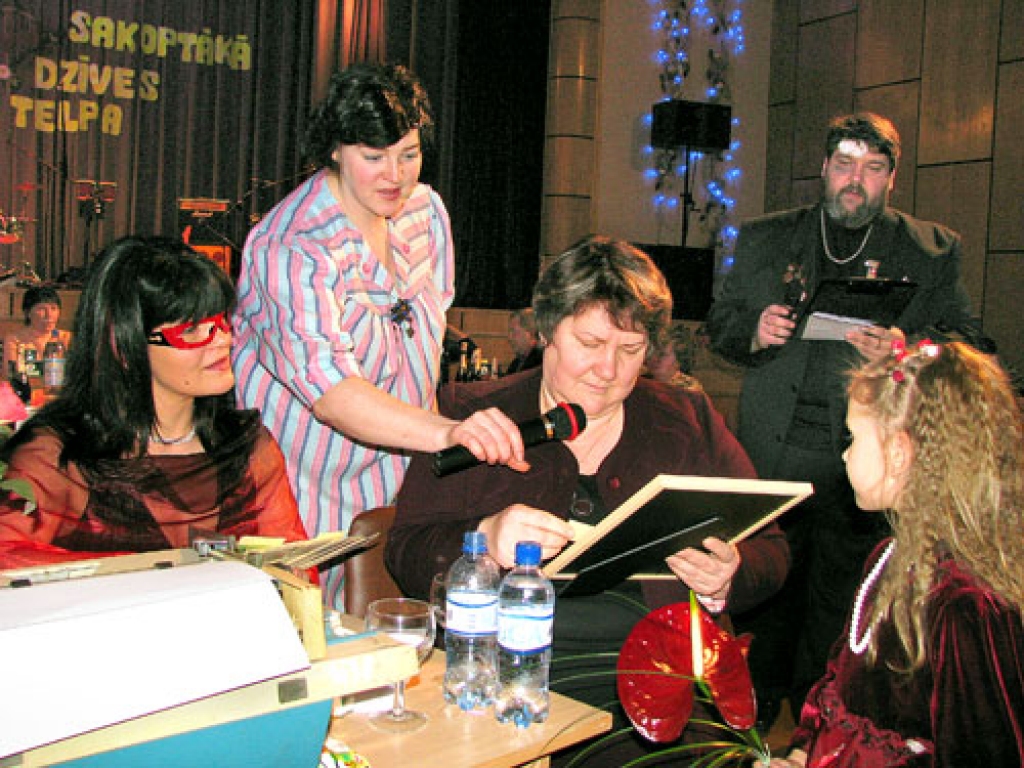 Īslīces pagasta konkursā «Sakoptākā dzīves telpa» uzņēmēju grupā augstāko vērtējumu saņēma Korņenkovu ģimenes brīvdienu māja. Zinaida Korņenkova un mazmeitiņa Santa var mazliet ielūkoties nākotnē, ko paredz svētku programmas vadītāji Roberts Trinskis, Evita Vanaga un Aiga Baltalksne.
Autors: Juris Iļņickis