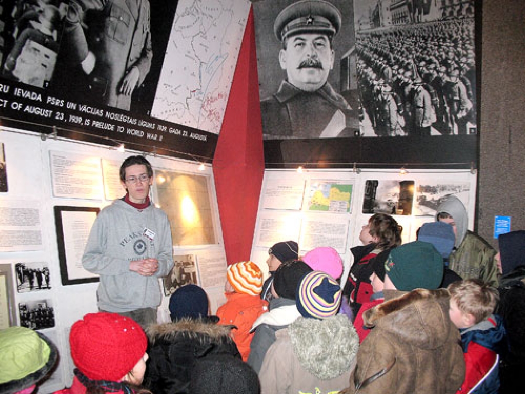 Okupācijas muzejā Griķu pamatskolas bērni klausās gida stāstījumu.
Autors: No Griķu pamatskolas albuma.