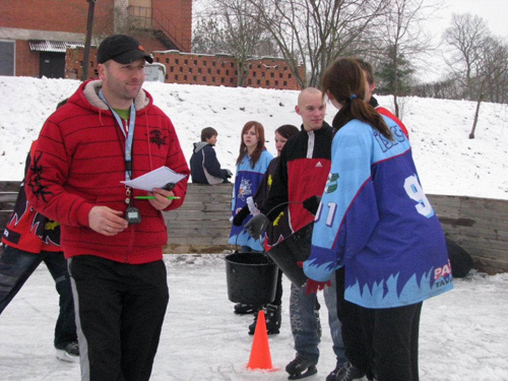 Sporta pedagogs Gvido Kalnmalis jauniešiem skaidro sacensību noteikumus.
Autors: Juris Iļņickis