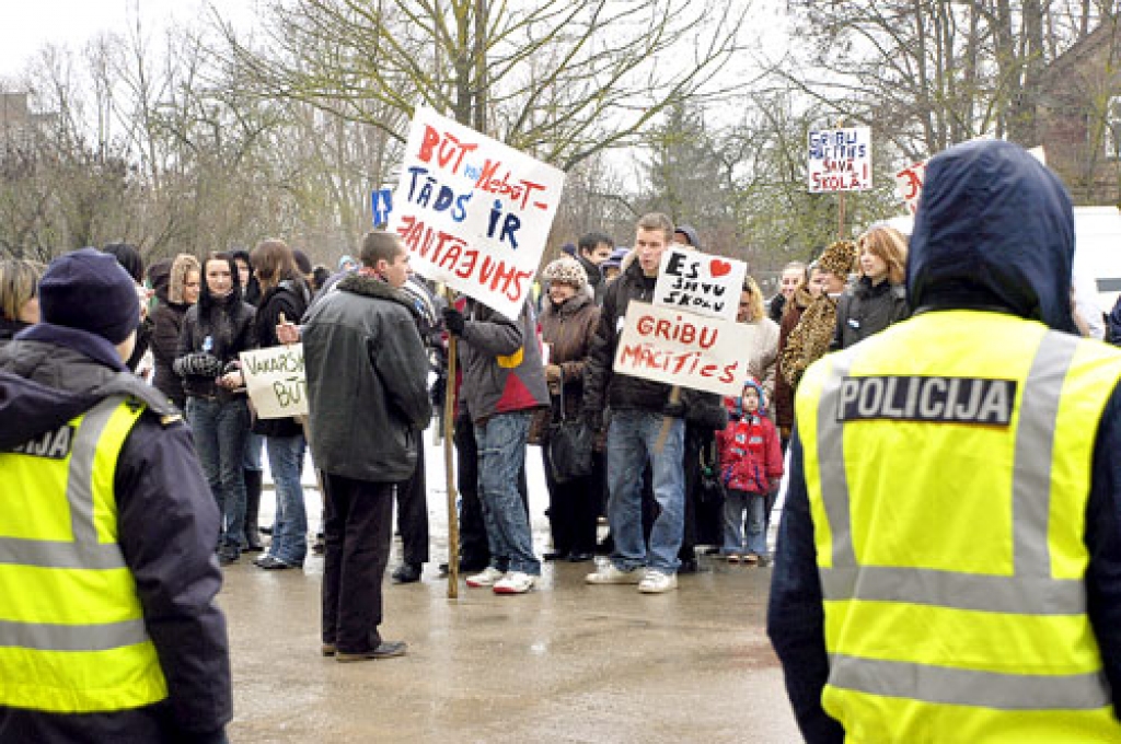 Negatīvu attieksmi pret deputātu ieceri slēgt vakara vidusskolu pie Domes pauda nepilns simts piketētāju. Kārtību nodrošināja ap 30 policistu.
Autors: Ivars Bogdanovs