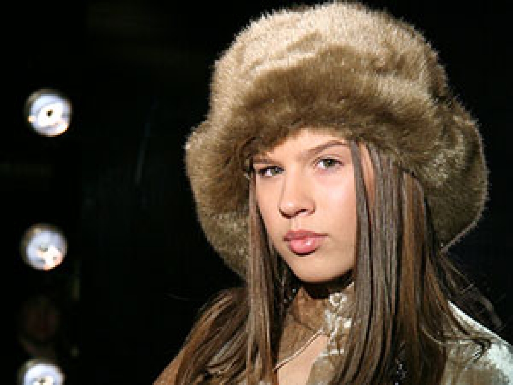 Tērpu mākslinieces Žanetes Auziņas kolekcijā ir Sandas Ezeriņas darinātās cepures.
Autors: www.apollo.lv