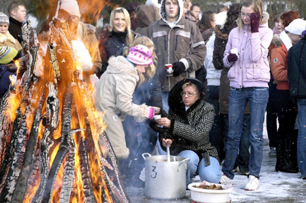 Pie ugunskura skaistkalnieši dalījās pārdomās par barikāžu laika notikumiem.  
Autors: Ivars Bogdanovs