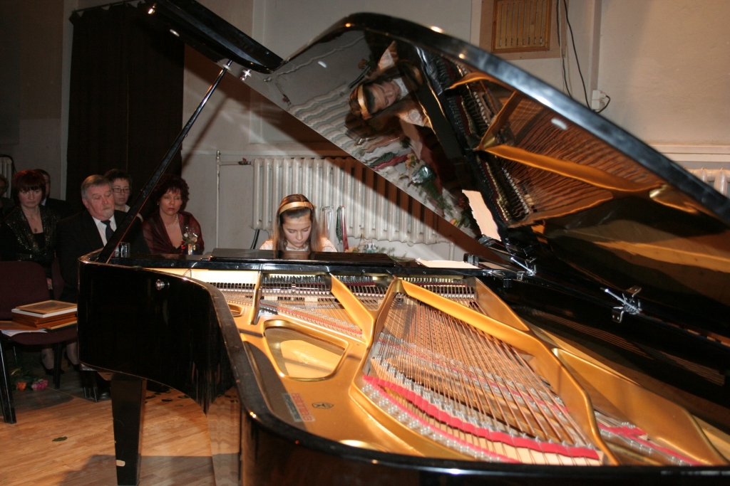 Mūzikas skolas finansējuma samazināšanas dēļ ir spiestas koriģēt obligāto mācību stundu skaitu un atcelt papildnodarbības, kurās bērni  gatavojas konkursiem, koncertiem un līdzdalībai izstādēs. 
Autors: No «Bauskas Dzīves» arhīva.