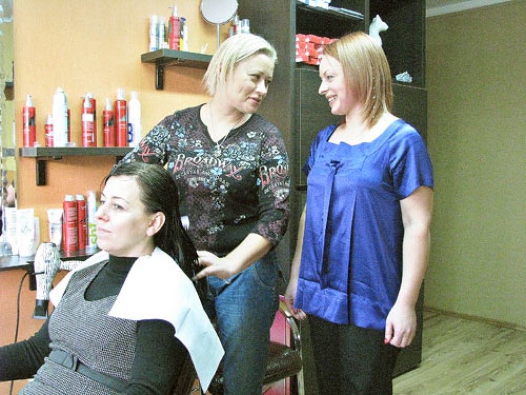 Arnita Bērtule (no labās) savā skaistumkopšanas salonā «Sinha» Lietuvā konsultējas ar frizieri Aušru Brazdžonieni. 
Autors: Juris Iļņickis