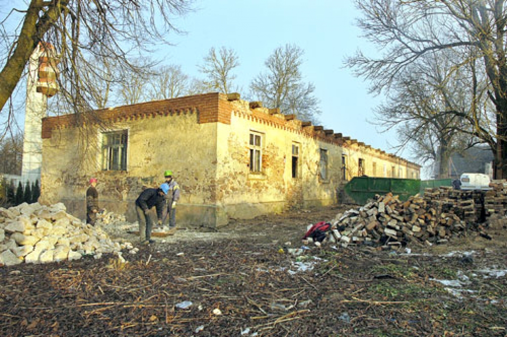 Sociālās mājas «Aizupieši» rekonstrukcijā pašlaik nodarbināti SIA «Lata CMD» 19 darbinieki. Jelgavas rajonā reģistrētais uzņēmums strādājošos uz Iecavu no Jelgavas atved ar savu transportu.
Autors: Ivars Bogdanovs