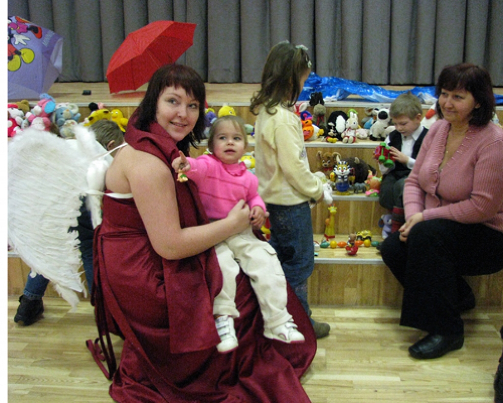 Ceraukstes pagasta jauniešu lietu speciāliste Ieva Kuzma (centrā) jauniešu iestudētajā uzvedumā bija iejutusies eņģeļa lomā. 
Autors: Juris Iļņickis