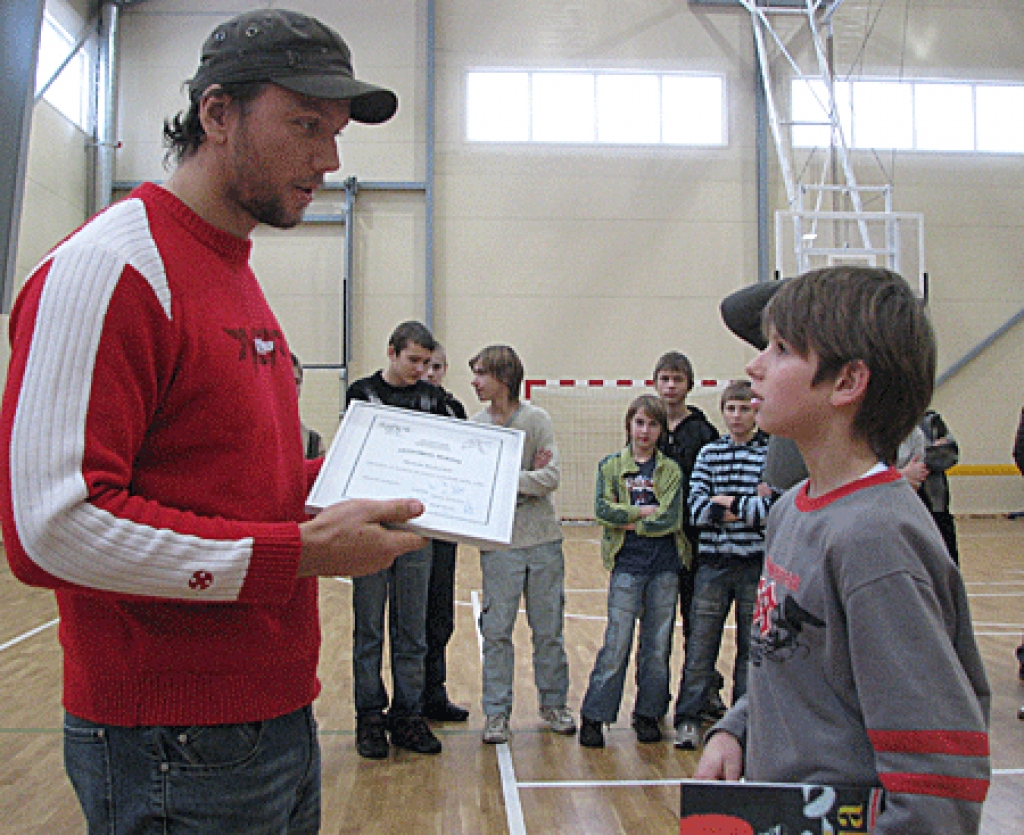 Valles pamatskolas piektās klases audzēknis Matīss Kozlovskis ir īpaši priecīgs par Aināra Kovala sveicienu, jo zēns ir guvis pirmos panākumus šķēpa mešanā. 
Autors: Juris Iļņickis