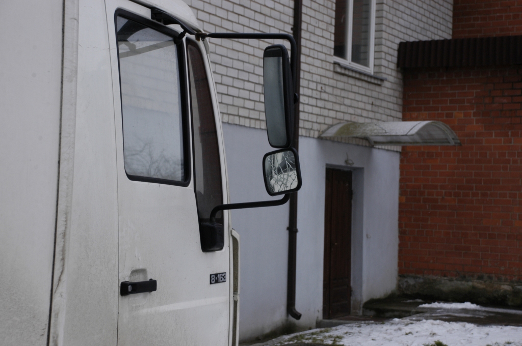  Sieviete, visticamāk, aizķerta ar automašīnas sānu spoguli.
Autors: Ivars Bogdanovs