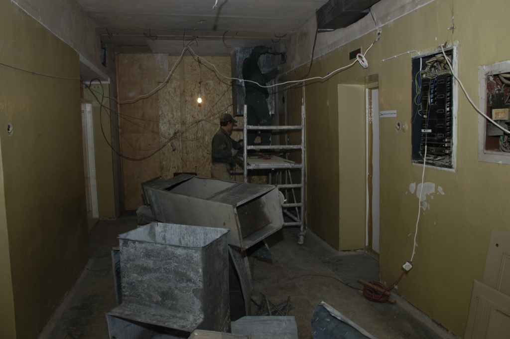 Bauskas slimnīcas poliklīnikas otrā stāva labajā spārnā, kur strādā ģimenes ārsti, sācies remonts. Rentgena kabinets un laboratorija joprojām atrodas vecajā vietā.   
Autors: Ivars Bogdanovs