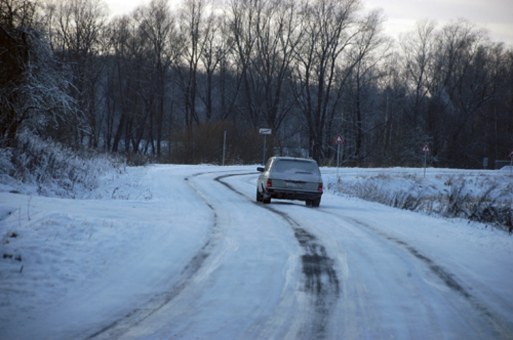 Daudzviet rajona ceļus klāj viens vienīgs ledus spogulis.
Autors: Ivars Bogdanovs