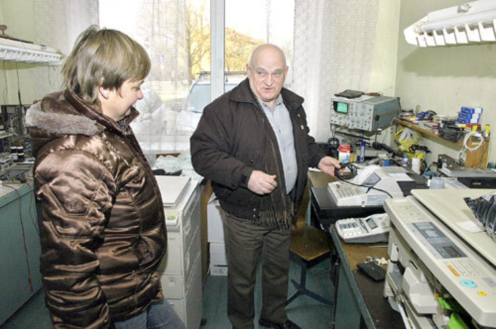 Jānis Krize, valsts akciju sabiedrības «Latimpulss biroja tehnika» servisa meistars, individuālajai komersantei Karīnai Āķei no Skaistkalnes atdod pārprogrammēto kases aparātu. 
Autors: Ivars Bogdanovs