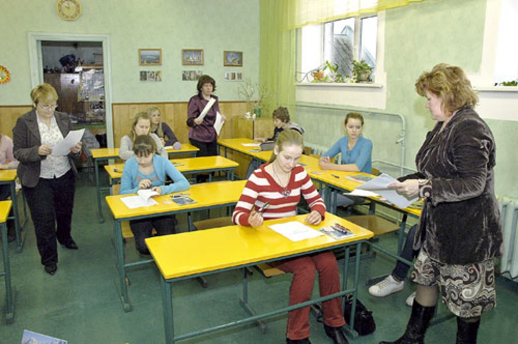 Olimpiādes dalībniekiem tika doti deviņi uzdevumi, kas bija jāveic rakstiski. Pirmā no labās – Dzimtmisas pamatskolas vācu valodas skolotāja Lolita Krēmere.
Autors: Ivars Bogdanovs