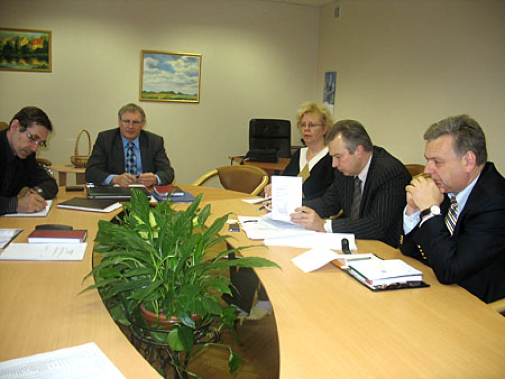 Darba sanāksme Bauskas rajona Padomē. Par izmaiņām pasažieru pārvadājumos spriež valsts  SIA “Autotransporta direkcija” valdes loceklis Raimonds Timma (no labās), valdes priekšsēdētājs  Andris Lubāns, Codes pagasta padomes priekšsēdētāja vietniece Ieva Litiņa, Bauskas rajona Padomes priekšsēdētājs Aivars Okmanis un Vecumnieku pagasta padomes priekšsēdētājs Rihards Melgailis. 
Autors: Vilnis Auzāns