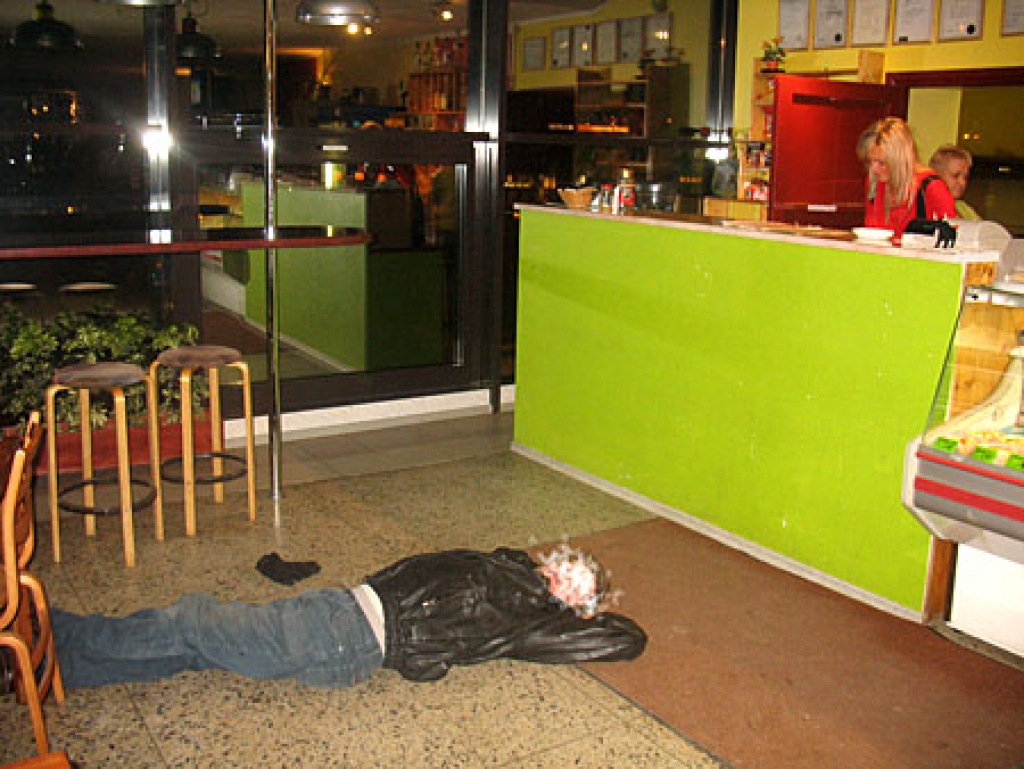 Kāds alkohola apreibināts vīrietis 12. janvāra vakarā bija aizmidzis Bauskas autoostas kafejnīcā. Apsargi dzērāja aizvešanai sauca talkā policiju.
Autors: Vilnis Auzāns