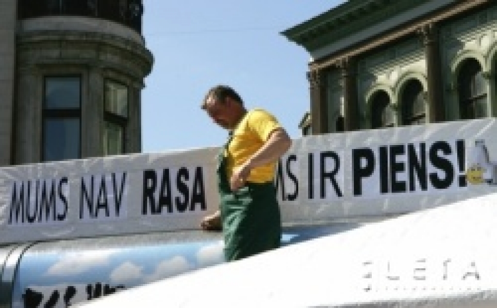 Zemnieki protestēja Doma laukumā arī pērnā gada 30.maijā. Toreiz piena ražotāji iebilda pret piena iepirkuma cenu lejupslīdi. Toreiz nebija ziņu, ka kāds no piensaimniekiem būtu ieradies alkohola reibumā un taisītu nekārtības.
Autors: No «Bauskas Dzīves» arhīva.