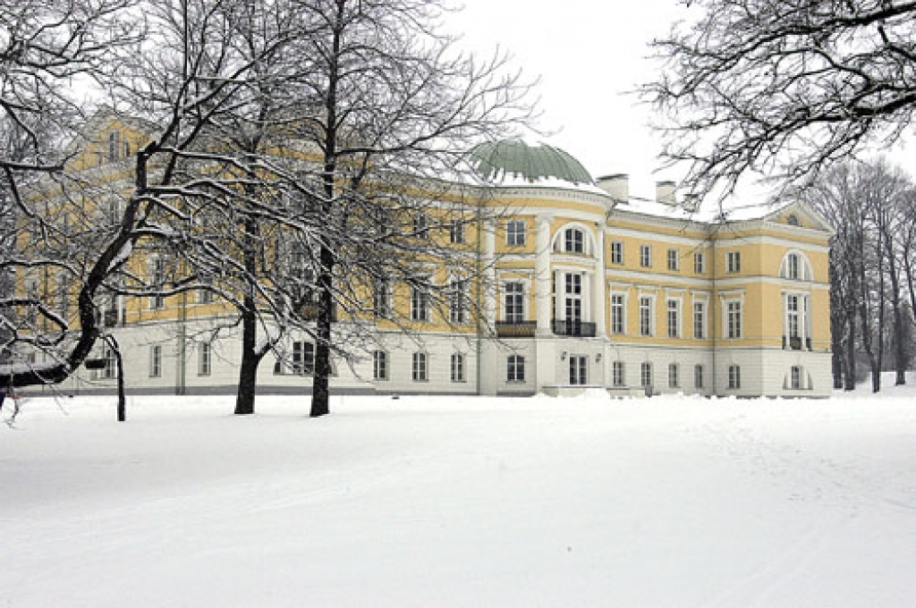 Mežotnes pils vadība šogad pakalpojumu cenas neplāno paaugstināt. Tomēr ir skaidrs, ka ikvienam tūrisma uzņēmumam būs jāpieņem daudz nepatīkamu lēmumu, lai spētu izdzīvot pēc PVN likmes četrkārtēja pieauguma. 
Autors: no «Bauskas Dzīves» arhīva