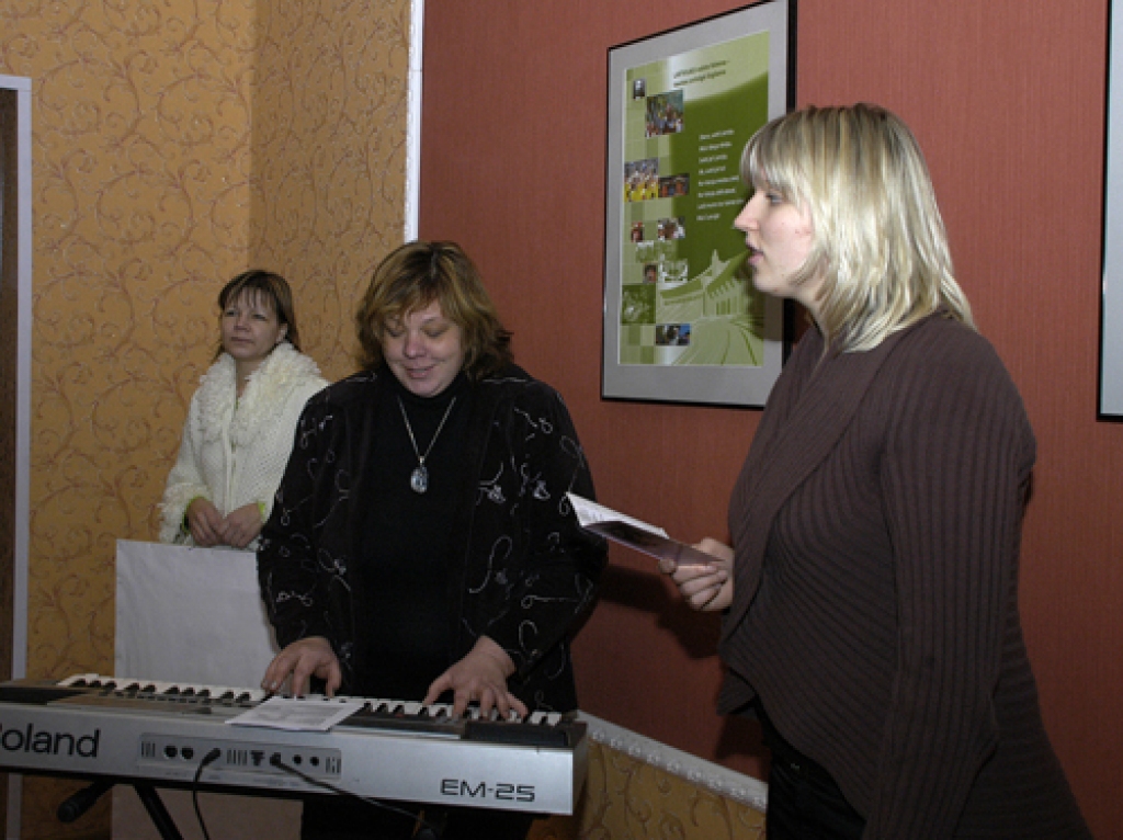 Krievu kultūras festivālam “Tatjanas diena” gatavojas Skaistkalnes vidusskolas 12. klases audzēkne Inese Skustā (no labās). 
Autors: Ivars Bogdanovs