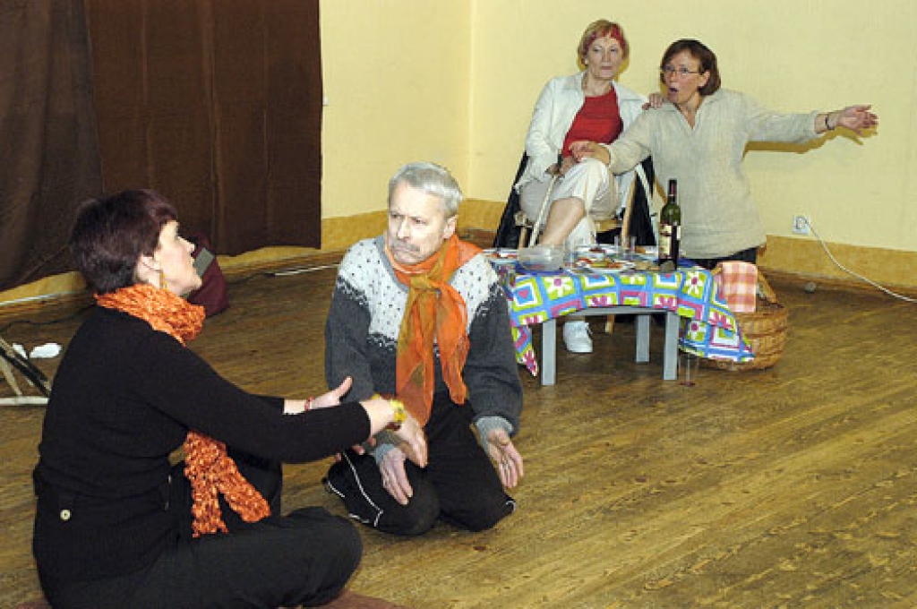 Vecsaules pagasta amatierteātra dalībnieki Anna Guļkeviča (no kreisās), Hugo Strautnieks, Agra Ķēniņa un Lidija Nereta izrādē «Laimīgā Blūmentāle».
Autors: No «Bauskas Dzīves» arhīva.