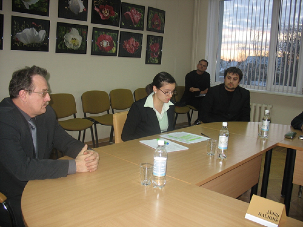 Bauskas rajona Padomes sēdē 8. janvārī satikās divas konkurējošās firmas: SIA “Aips” un SIA “Blagovest Tur”. Priekšplānā SIA “Aips” vadītājs Uldis Kolužs. 
Autors: Vilnis Auzāns