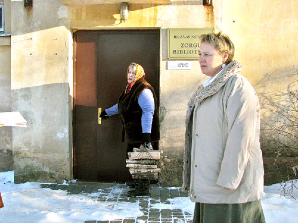 ZORĢU bibliotēka no mājas otrā stāva pārcelsies uz lielu telpu pirmajā stāvā. Bibliotekāre Aina Ezergaile (priekšplānā) jauninājumu pārrunā ar vietējo iedzīvotāju Rasmu Kubliņu. Viņa un dēls ir cītīgi lasītāji un pārmaiņas vērtē pozitīvi. 
Autors: Juris Iļņickis