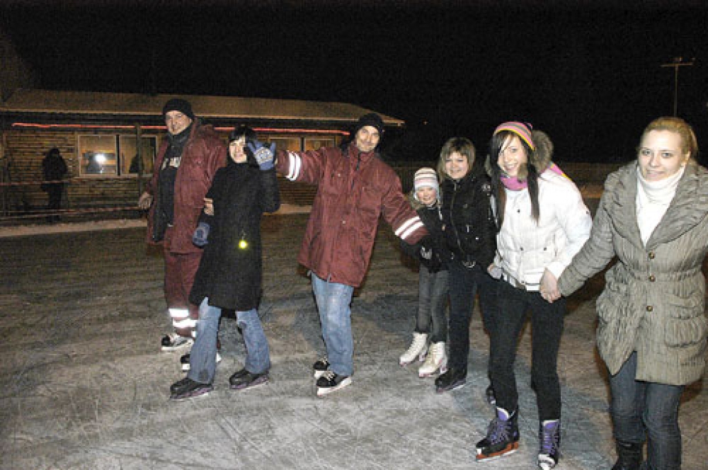 «Kvēles» slidotavā katru vakaru atjauno ledus klājumu, tādēļ slīdamība ir lieliska. Par to gādā Uldis Bobels (pirmais no kreisās) un Aļģis Vaišvils (trešais no kreisās).
Autors: Ivars Bogdanovs