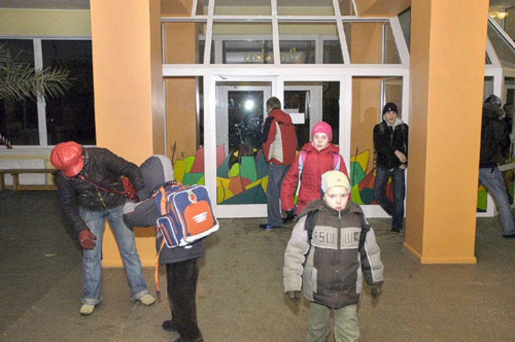 Jaunāko klašu skolēnus katru rītu uz mācībām pavada gādīgie vecāki, kuriem ļoti svarīga ir bērnu drošība un psiholoģiskais komforts. 
Autors: Ivars Bogdanovs