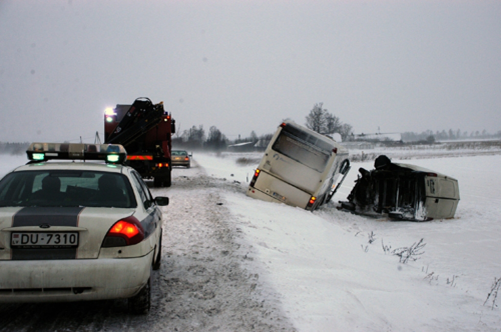 Traģiskā ceļu satiksmes negadījumā divu autobusu sadursmē Bauskas pievārtē bojā gājis Polijas pilsonis.
Autors: Ivars Bogdanovs