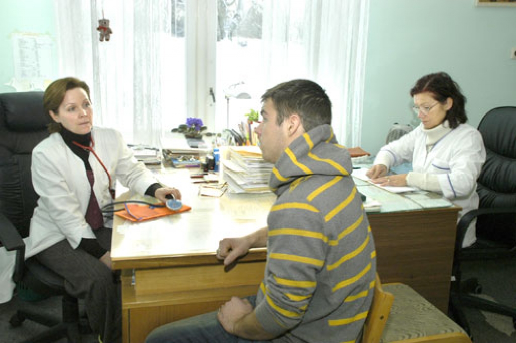 Ģimenes ārste Zinaida Sprance (no kreisās) pacientus pieņem Vecumnieku veselības centrā, viņai palīdz medmāsa Edīte Neimane. Trešdienās dakteri Zinaidu Spranci gaida Stelpē, kur viņas darba telpu uzturēšanu finansē Stelpes pagasta pašvaldība.
Autors: Ivars Bogdanovs