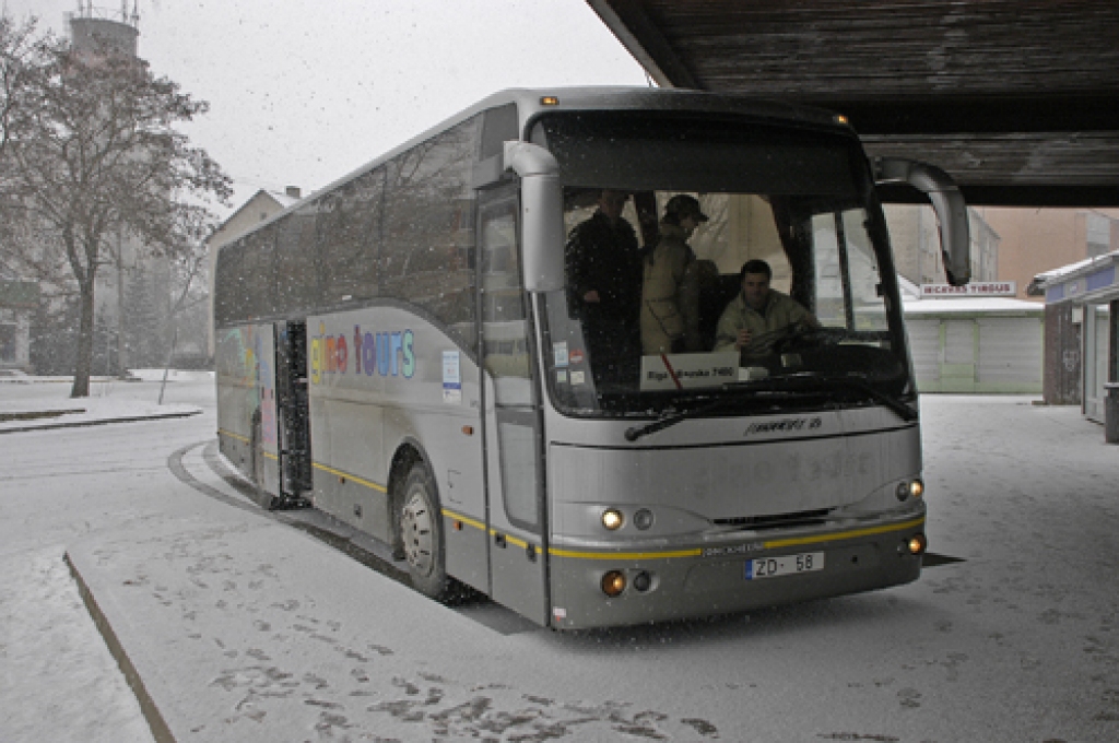 SIA «Blagovest Tur» apkalpotajā Rīgas-Bauskas līnijā biļete no Bauskas līdz Rīgai maksā divus latus parastajā autobusā un 2,60 latu ekspresī. Ekspreša maršrutos biļete no Bauskas līdz Codei vai Iecavai, vai Ķekavai maksā Ls 1,80. Savukārt parastajā autobusā par braucienu līdz Codei jāšķiras no 70 santīmiem.
Autors: Ivars Bogdanovs