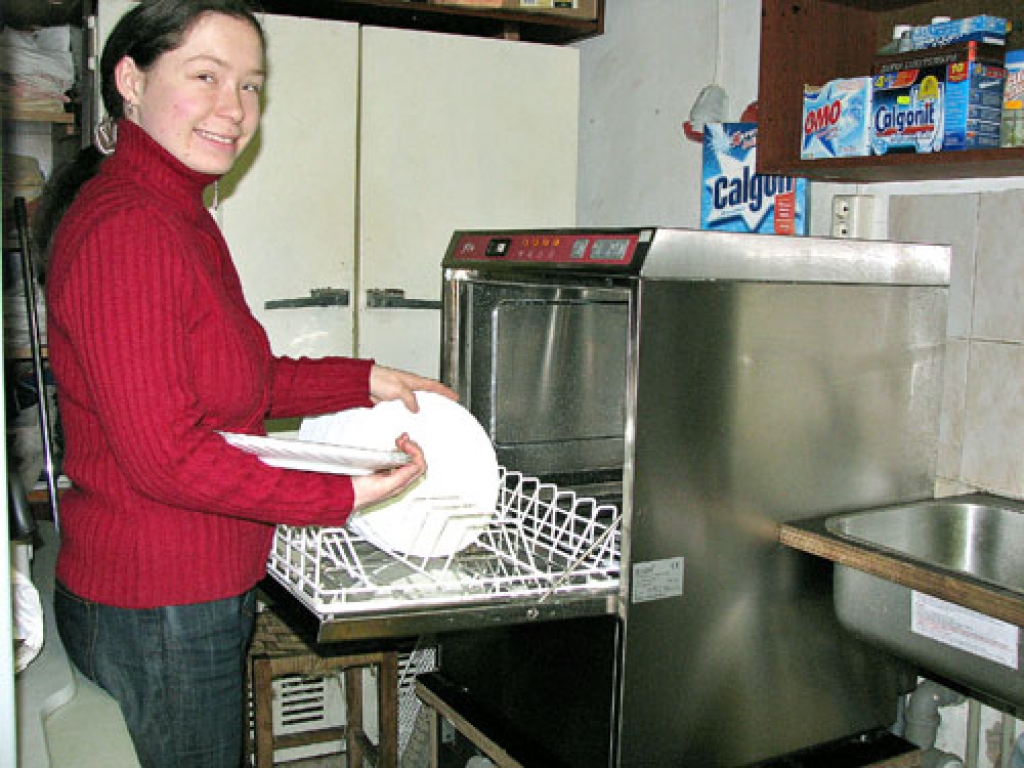 Liene Tomašuna strādā par trauku mazgātāju viesu namā «Baltā māja». Piemērojoties darba specifikai, par valsts finansējuma līdzekļiem iegādāta jauna un jaudīga trauku mazgājamā mašīna. 
Autors: Juris Iļņickis