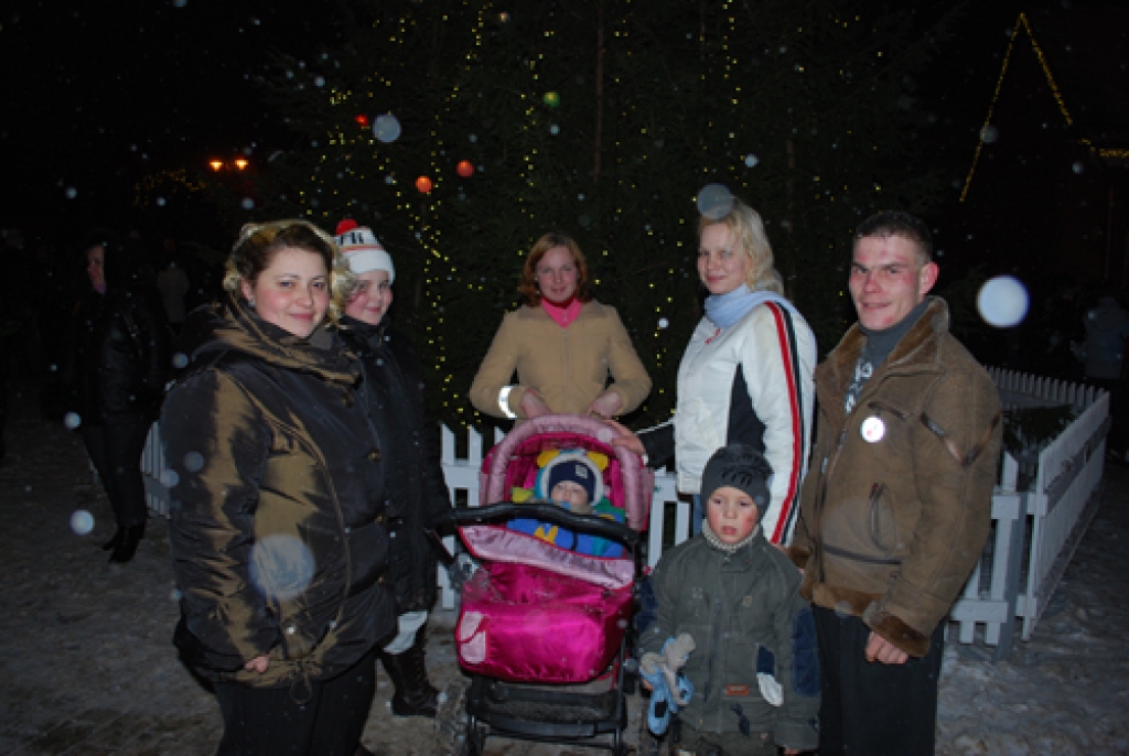 Baušķenieku Petrovu un Burcevu ģimenes katru gadu 31. decembrī nāk pie lielās egles, lai sagaidītu jauno gadu. 
Autors: Laimonis Šulcs