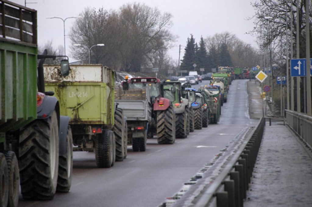 Vairāk nekā kilometru gara traktoru un automašīnu rinda, paužot neapmierinātību ar pašreizējo situāciju lauksaimniecībā, 27. janvāra priekšpusdienā no Ceraukstes pa autoceļu A-7 cauri Bauskai virzījās līdz Codei. Vairāk kā 113 protestētāju...
