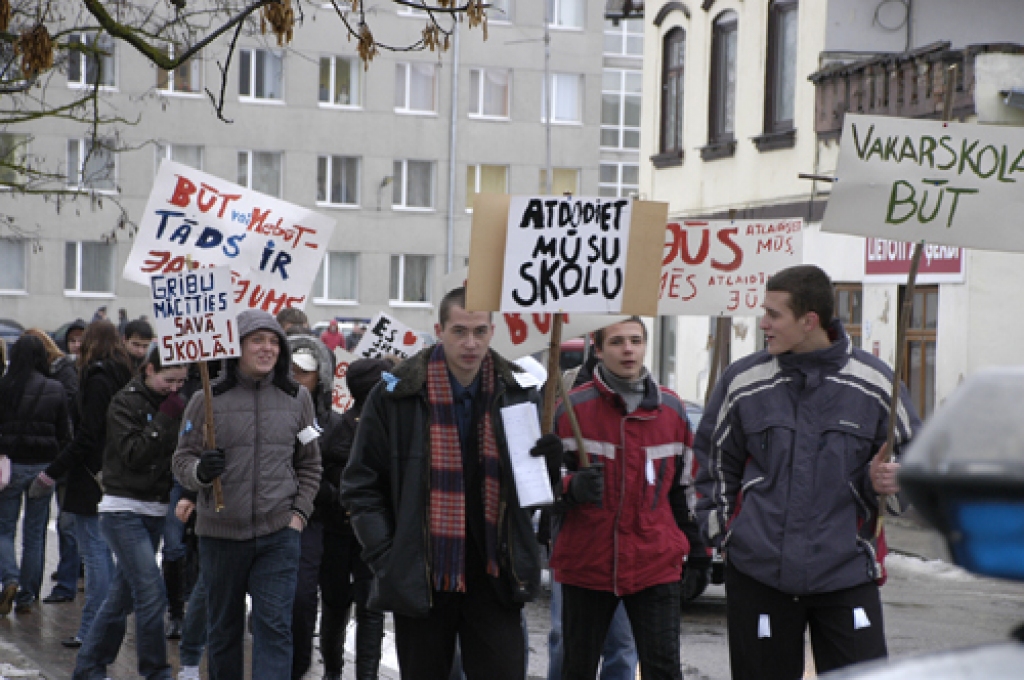 22. janvārī, kad ritēja Bauskas Domes sēde, kurā tika spriests par pilsētas vakara vidusskolas reorganizāciju, pie Domes ēkas pulcējās ap simt piketētāju. Kārtību uzturēja 30 policistu.

Piketa dalībnieku prasība bija – steigā nelemt...