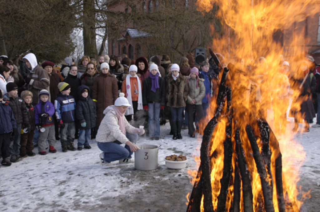 Otrdien, 20. janvārī pie Skaistkalnes vidusskolas, pagasta iedzīvotāji iedzīvotāji pulcējās pie ugunskura, lai kopīgi atcerētos un dalītos pārdomās par 1991. gadā notikušajiem barikāžu laika notikumiem. 