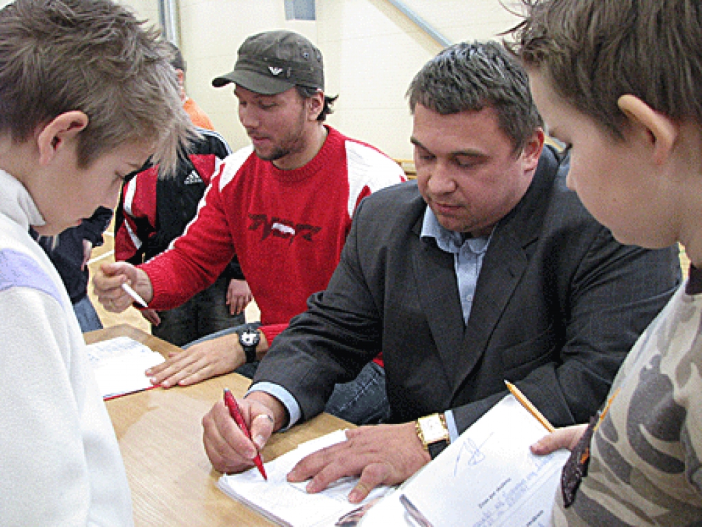 Pekinas olimpisko spēļu medaļnieki – vieglatlēts Ainārs Kovals un svarcēlājs Viktors Šcerbatihs – 16. janvārī viesojās vairākās skolās, tikās ar audzēkņiem un apsveica mācību iestāžu labākos sportistus.