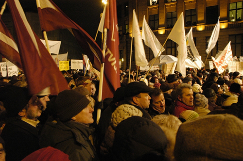 13. janvāra vakarā Doma laukumā bija pulcējušies vairāk nekā desmit tūkstoši dažāda vecuma cilvēku, rokās turot plakātus, valsts karogus un balonus. Cilvēki drūzmējās tuvāk skatuvei un izsauca dažādus saukļus. Doma laukuma centrālā daļa un...