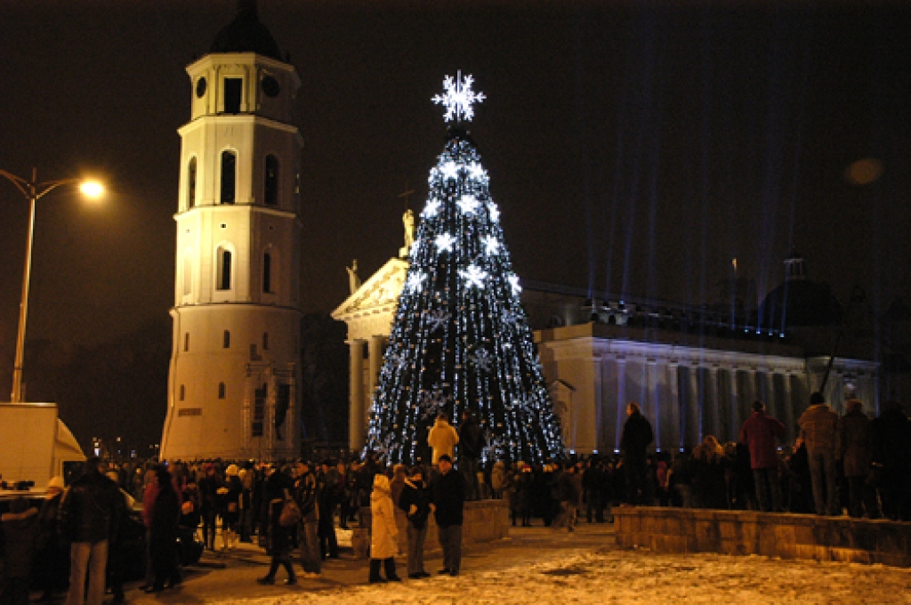 Viļņas centrālajā Katedrāles laukumā sagaidīt Jauno Gadu bija ieradušies tūkstošiem cilvēku. Nepilnu stundu pirms Jaunā gada Viļņas apmeklētāji sāka svinības samērā mierīgi - Viļņas Sporta un Kultūras centrā amfiteātra formā izvietotā zālē...
