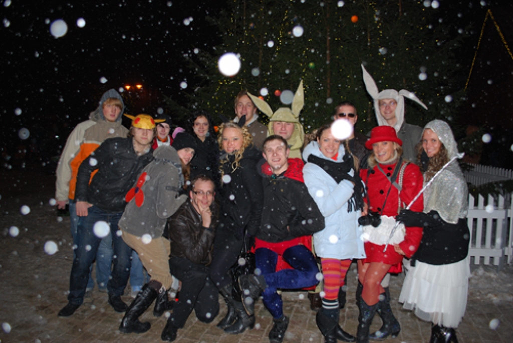 Aizvadot šā gada pēdējo dienu Rātslaukumā 31. decembra vakarā iedzīvotāji pulcējās, lai lielajā ekrānā skatītos pašmāju raidījumu par Bauskas šā gada ievērojamākiem notikumiem, ieklausītos valsts augstāko amatpersonu uzrunā un debesīs virs...