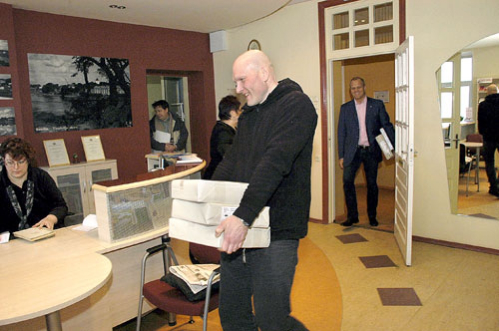 Bauskas Centrālā bibliotēka dāvanā saņēma fotoalbumus «Viena diena Latvijā». Tos pasniedza fotogrāfs Ilmārs Znotiņš. 