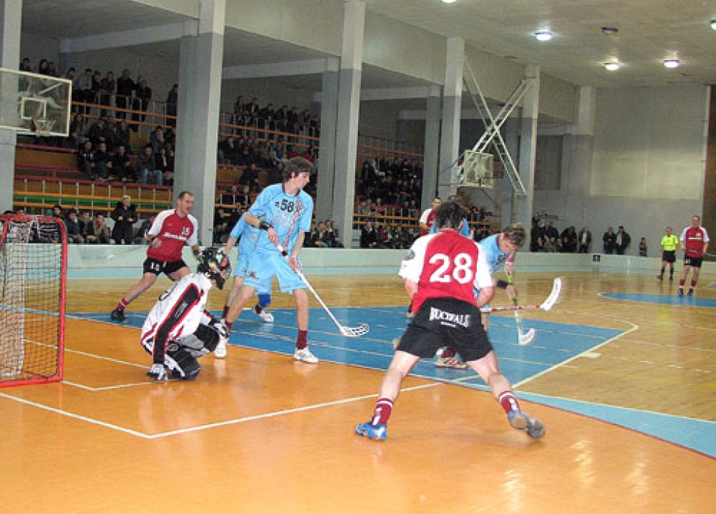 Sporta namā «Mēmele» nupat nomainīts rezultātu tablo, un florbola kluba «Bauska» komandai tas rādījis labvēlīgus skaitļus. Cīņa pie «ASK/Lielvārde» vārtiem. 