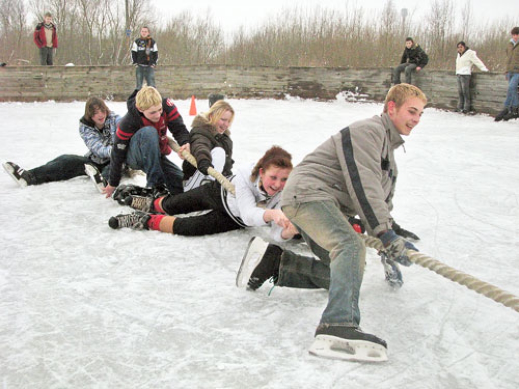 Mežotnes internātvidusskolas audzēkņu komandām sarežģīts pārbaudījums bija virves vilkšana uz ledus. 