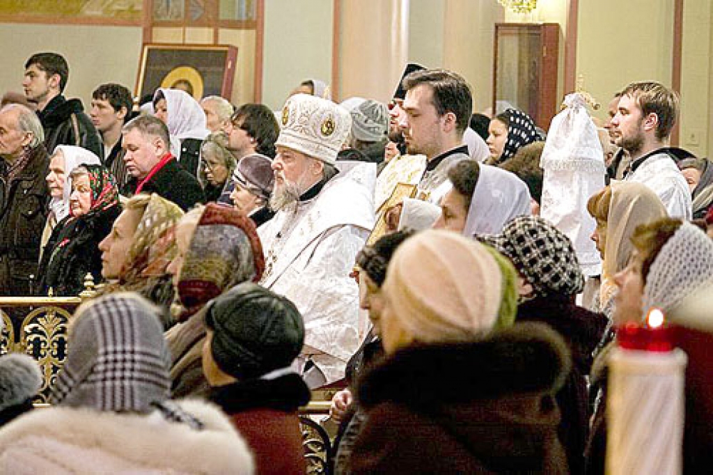 Rīgas Kristus Piedzimšanas katedrālē svētku liturģiju vada metropolīts Aleksandrs (centrā). 