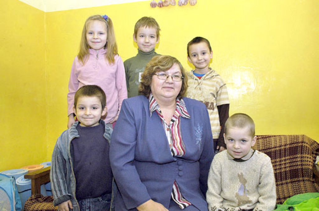 Gunta Štube kopā ar piecgadīgo grupiņas audzēkņiem. Lai varētu strādāt ar pirmsskolas bērniem, savulaik pabeigti speciāli kursi. 