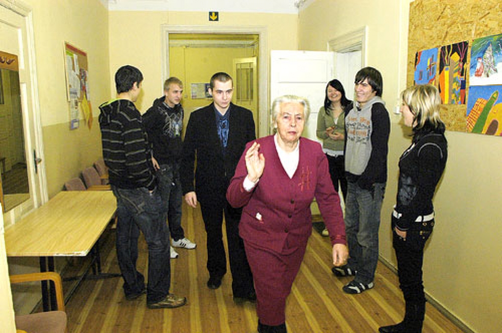 Bauskas vakara vidusskolas direktores Jeļenas Žuravļovas negatīvo nostāju pret mācību iestādes slēgšanu atbalsta audzēkņi, arī vecāki. To viņi apliecinājuši skolā organizētā aptaujā. 